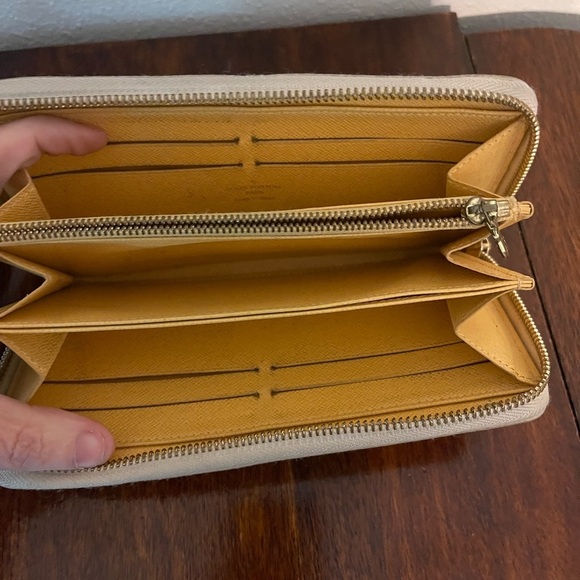 Louis Vuitton Cream and Blue Wallet - Picture 5 of 7